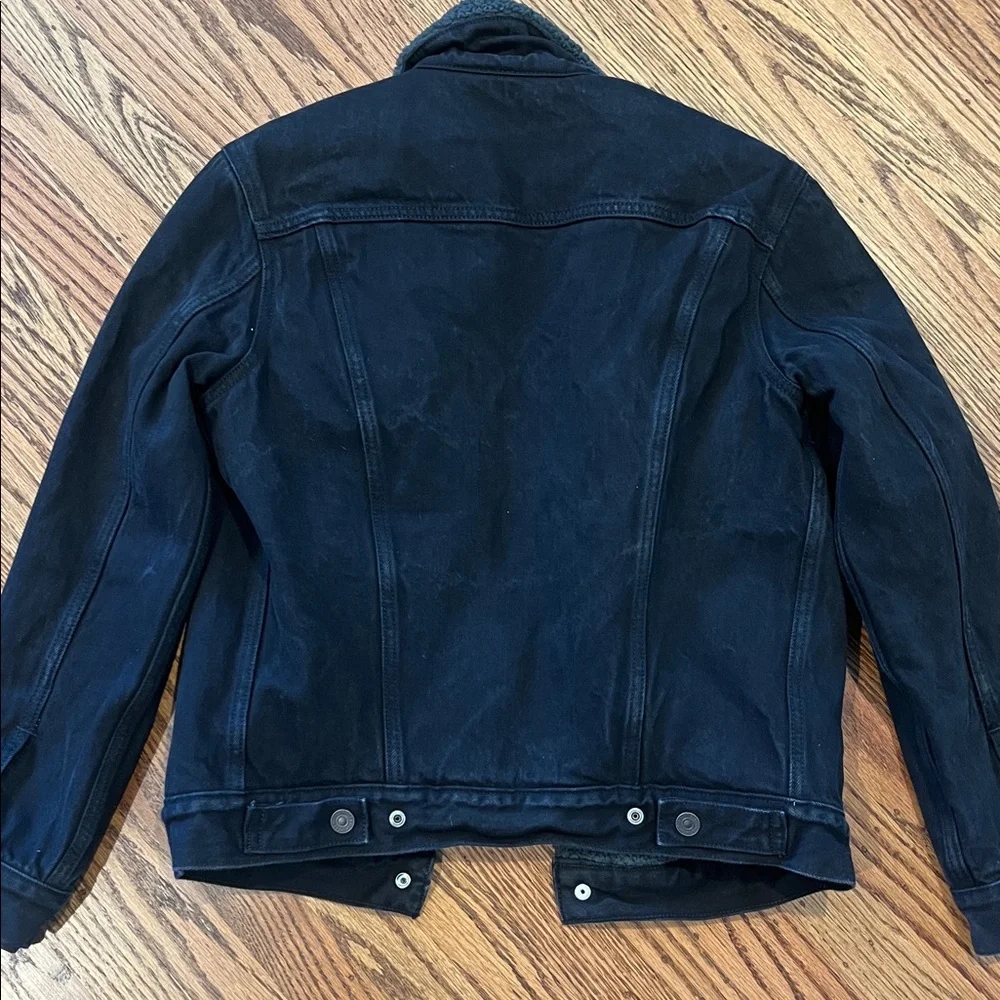 Levi's Men's Black Sherpa-Lined Denim Jacket - Picture 5 of 5